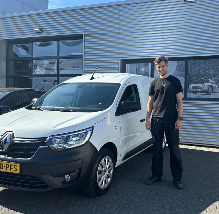 De Netwerkmonteur (Marijn) standing next to his white Van.