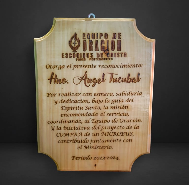 Reconocimiento de madera grabado para Ángel Tucubal por su servicio al Equipo de Oración.