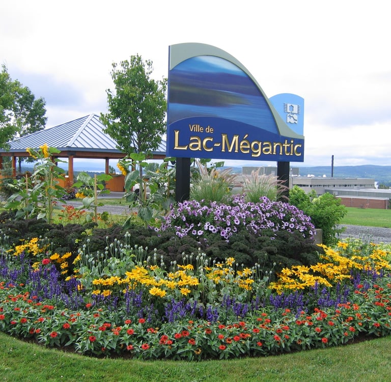 halte et enseigne de Lac Mégaantic