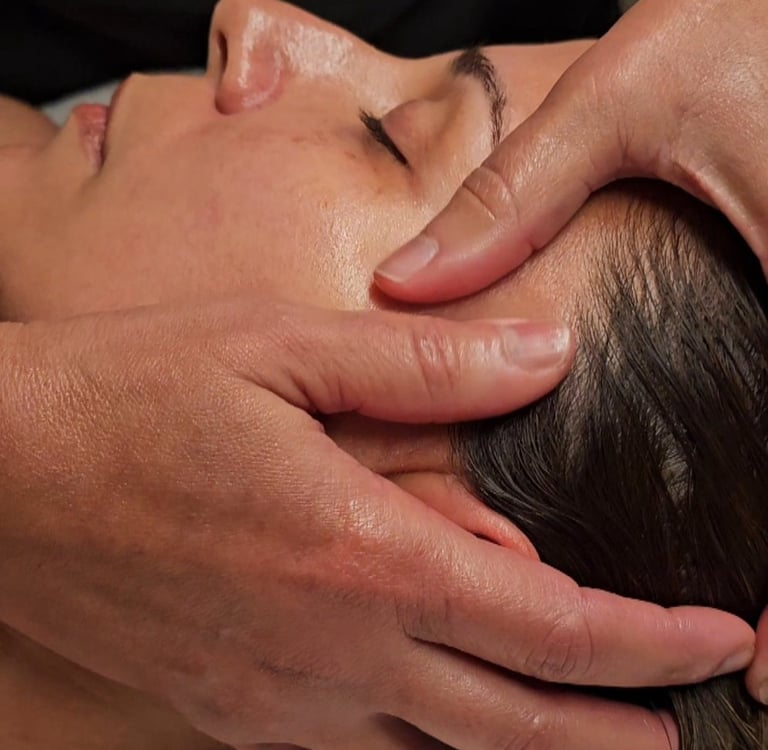 detalhe do rosto de uma mulher recebendo uma massagem relaxante