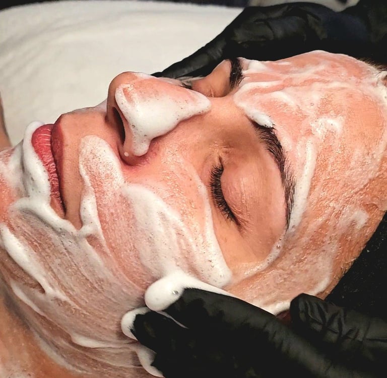 detalhe do rosto de uma mulher recebendo tratamento facial de limpeza de pele