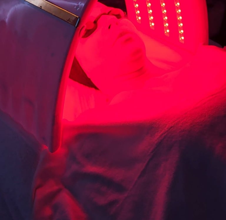 detalhe de uma mulher deitada em uma marquesa recebendo tratamento facial de LED Terapia