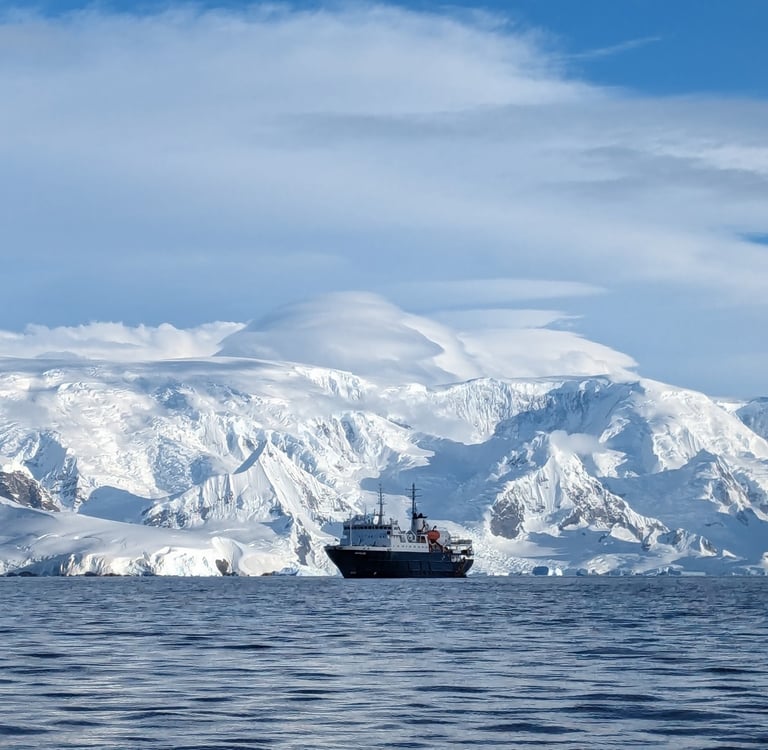 Un bateau de croisière en Antarctique