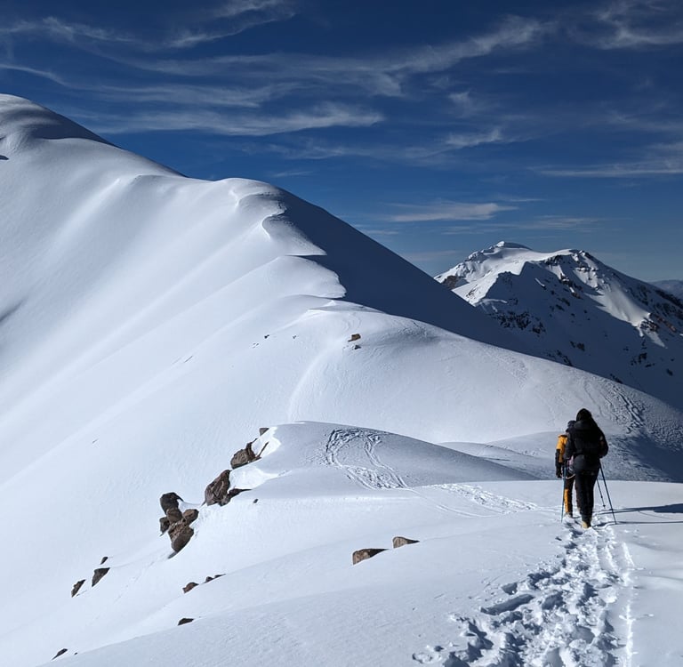 Des alpinistes en haut d'un volcan en Bolivie