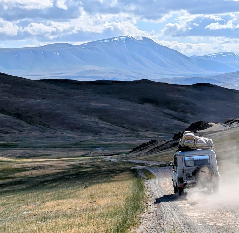 Une Jeep roulant dans les steppes mongoles