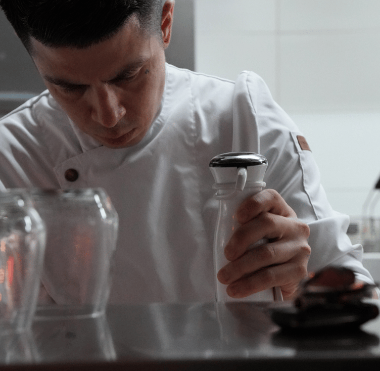 Chef privado de la empresa de catering rollo privado cocinando