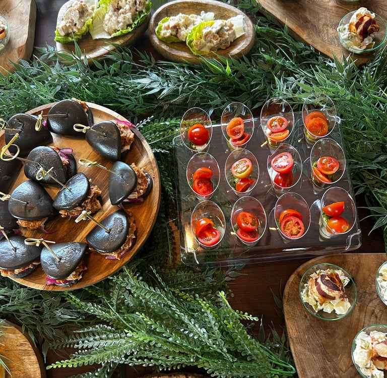 Platos gourmet servidos en fiesta privada por Rollo Privado, catering premium en Sabadell