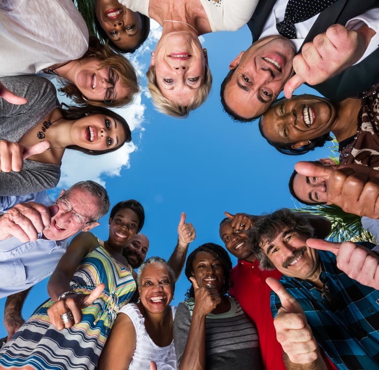 Groupe de personne heureux, femmes et hommes heureux 