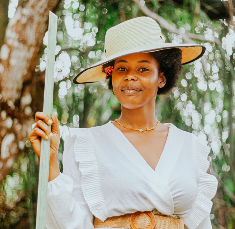 Fille noire avec un chapeau a la compagne, femme noire avec robe blanche