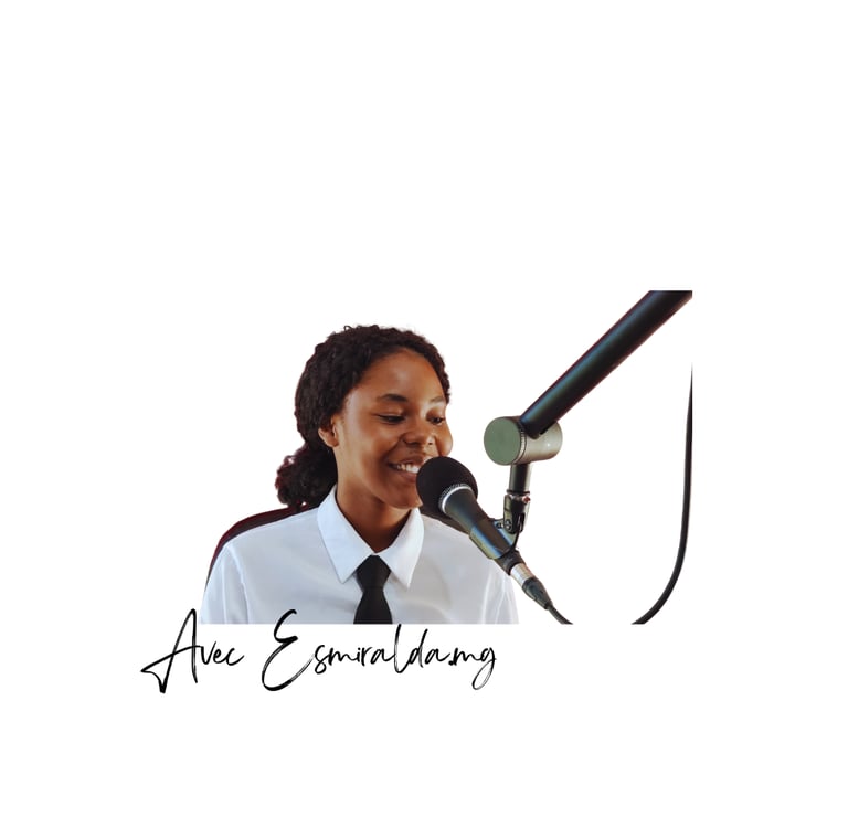 Une fille qui enregistre un podcast avec un micro 