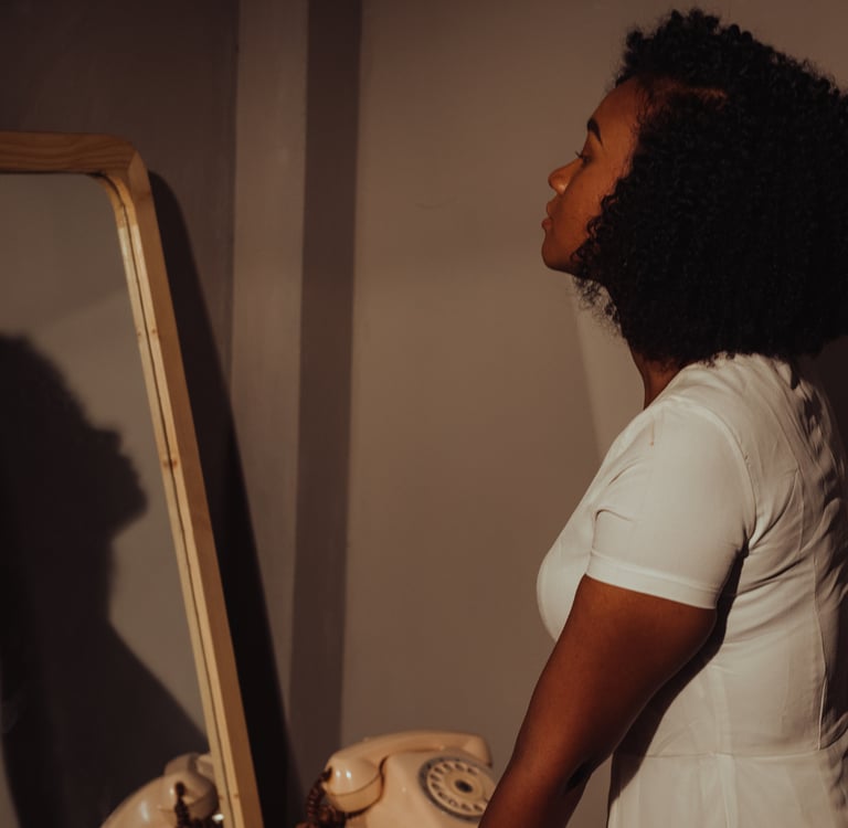 femme noire, avec Afro, miroir, chambre
