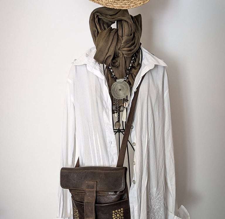 Chemise, foulard et collier présentés sur un mannequin