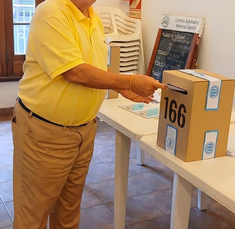 Nuestro Secretario General Nacional emitiendo su voto.