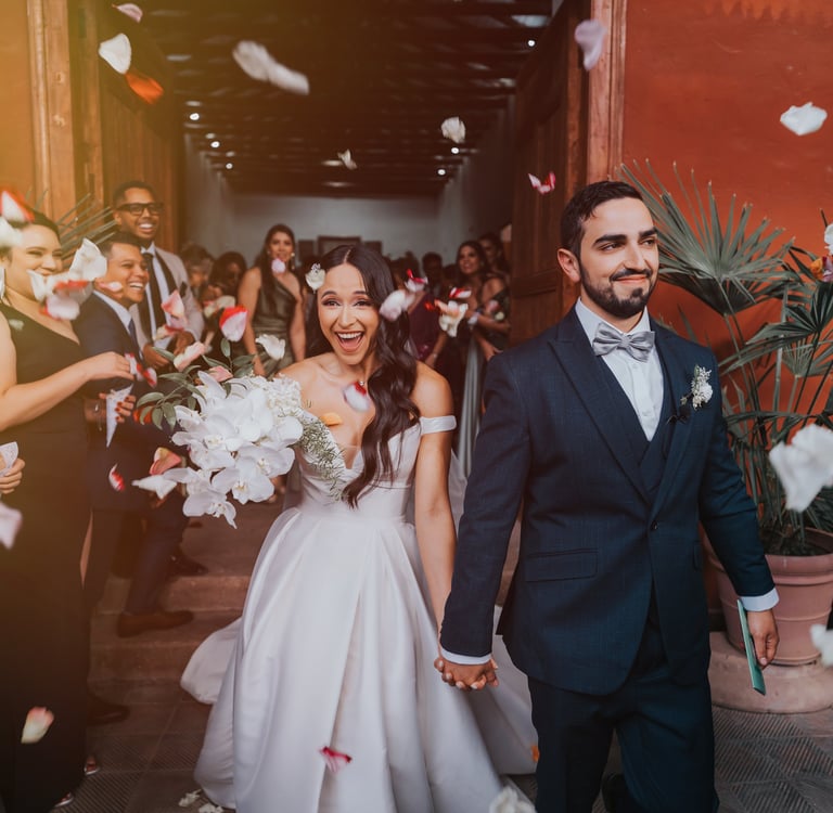 fotografía de novios saliendo de la iglesia