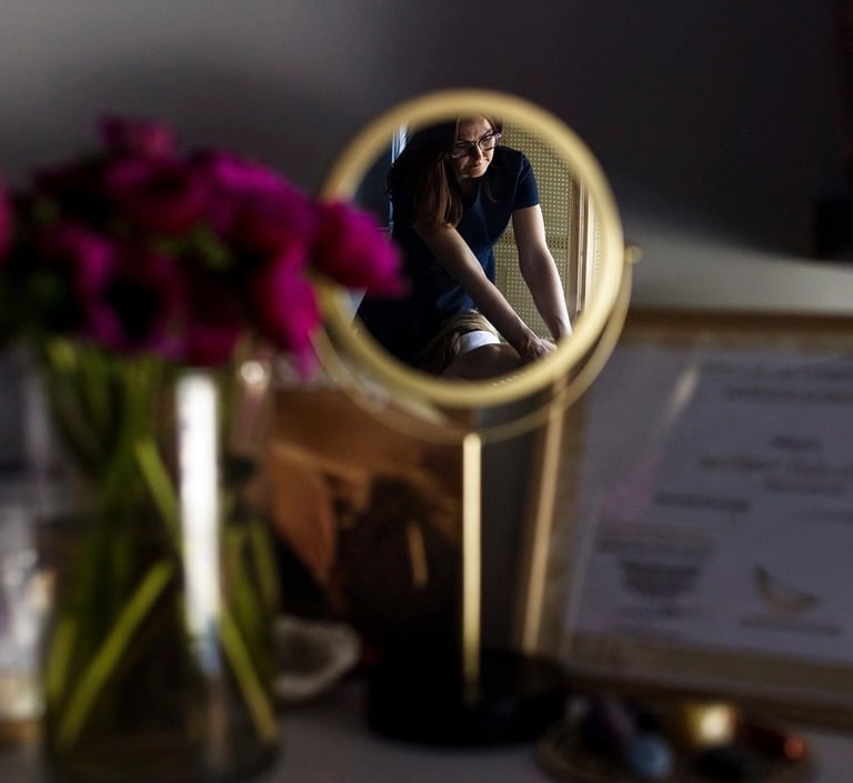 Reflet de Nathalie Gaullier en train de pratiquer un massage sur une de ces clientes