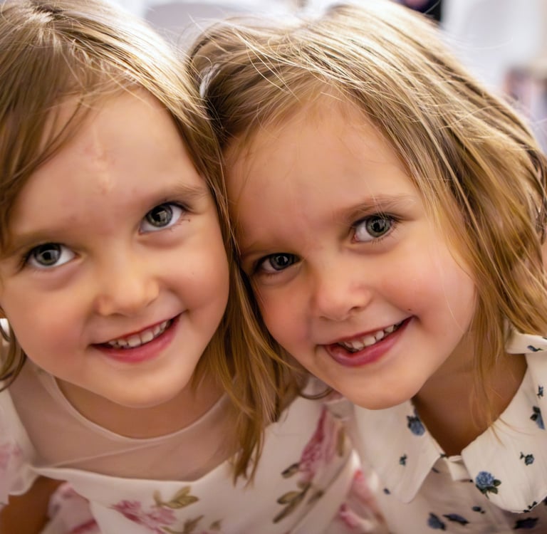 due sorelle gemelle in pose, foto di bambini