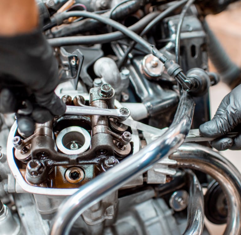 Intervention mécanique sur moteur en cours de restauration