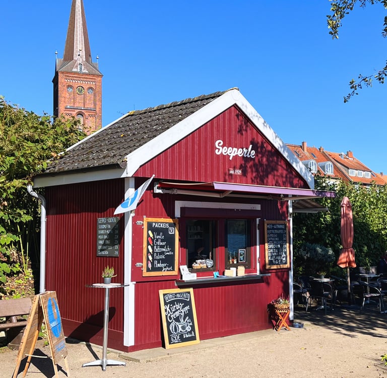 Der Imbiss "Seeperle" am Plöner See, in sonniger Umgebung. Geöffnet mit leckerem Eis, Suppe und mehr