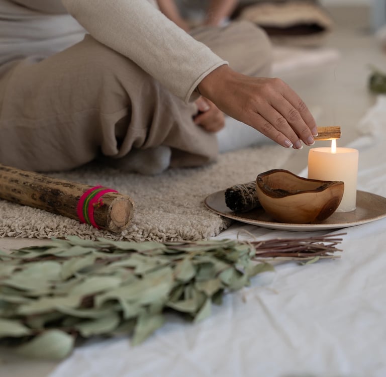 Ritual mit Palo Santo als Teil einer persönlichen 1:1 Begleitung und schamanischen Zeremonie.