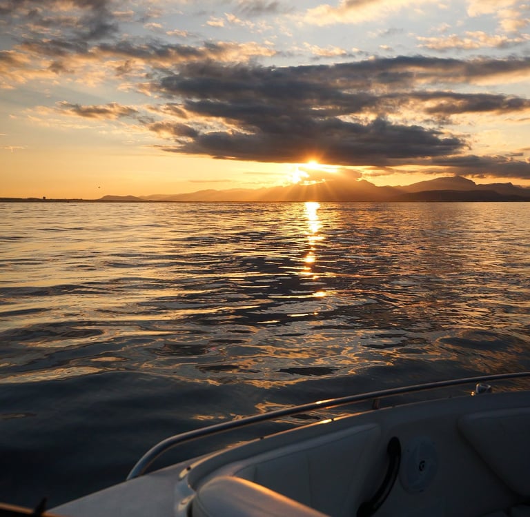 Atardecer desde un barco en el puerto de Alcudia durante una excursión Privada
