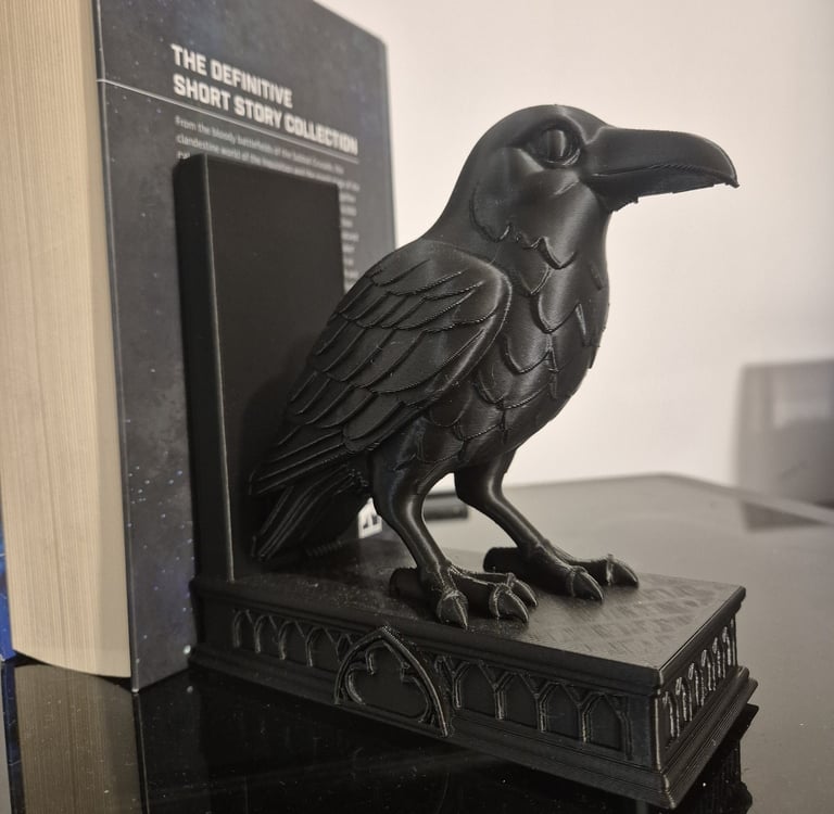 Un serre-livre corbeau soutenant un livre volumineux