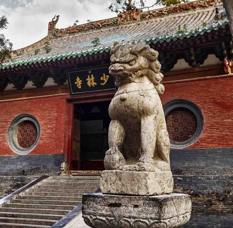 entrada principal del templo shaolin y león de piedra