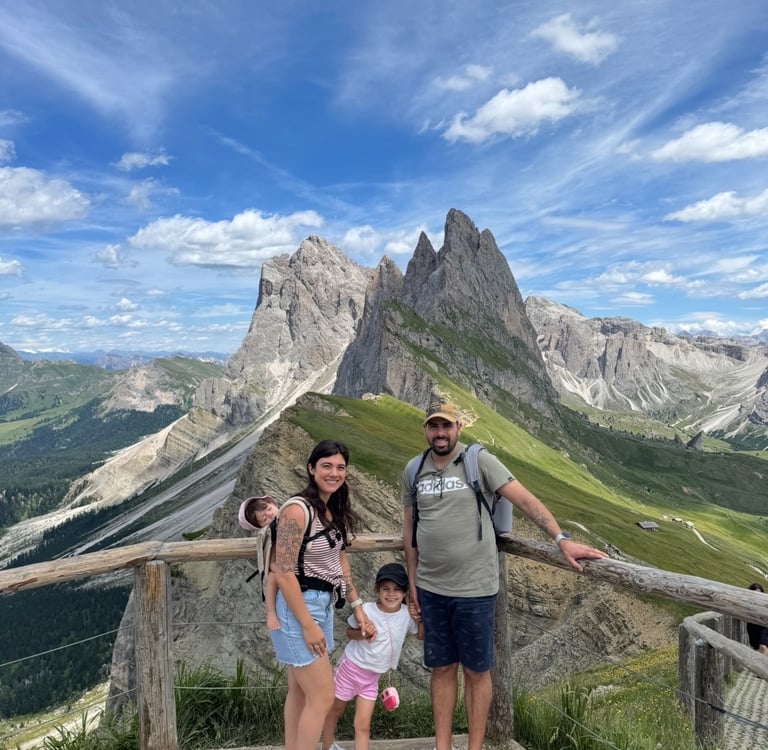 une famille en randonnée à la montagne dans les dolomites