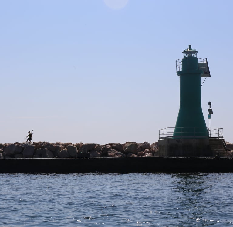 Paolo Corradeghini mentre cammina sulla diga foranea di La Spezia con un'antenna GNSS in mano