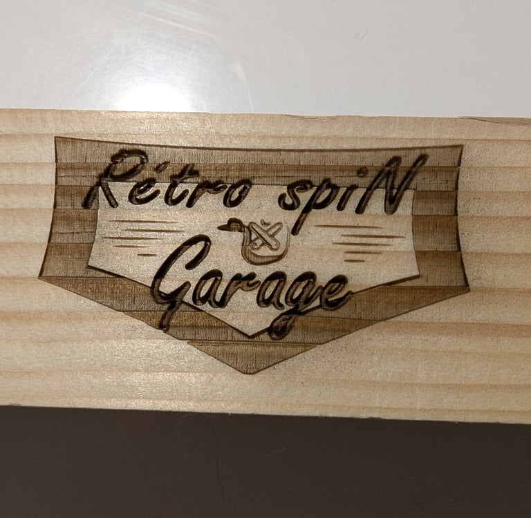 Logo RétroSpin Garage gravé à l'aide d'un graveur laser