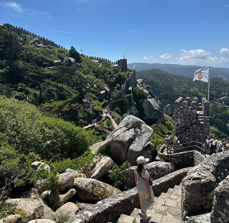 Muralhas de pedra entre os verdes em cima de uma montanha