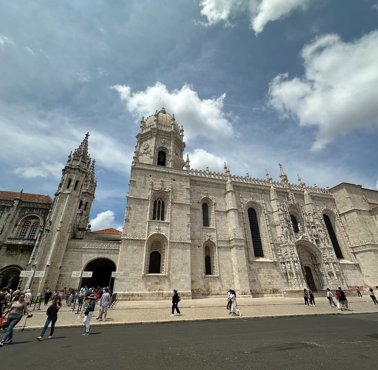 Construção grandiosa com pedras e esculturas