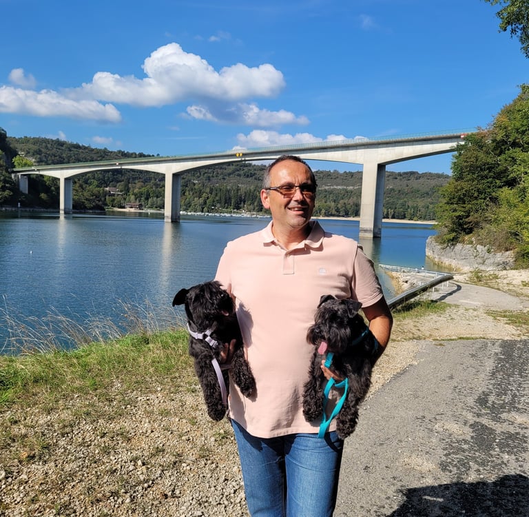 Eleveur en promenade avec ses Schnauzers