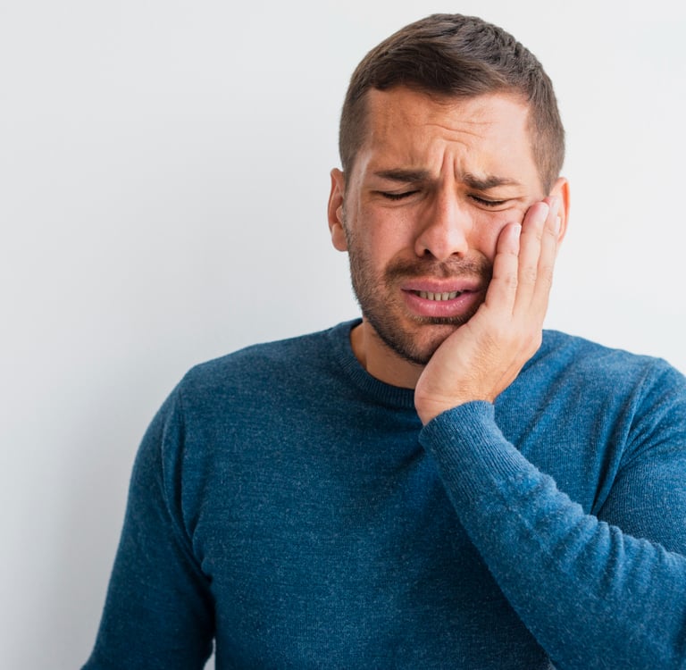 Homem com mão no rosto, indicando desconforto muscular, tratamento de bruxismo em Curitiba.