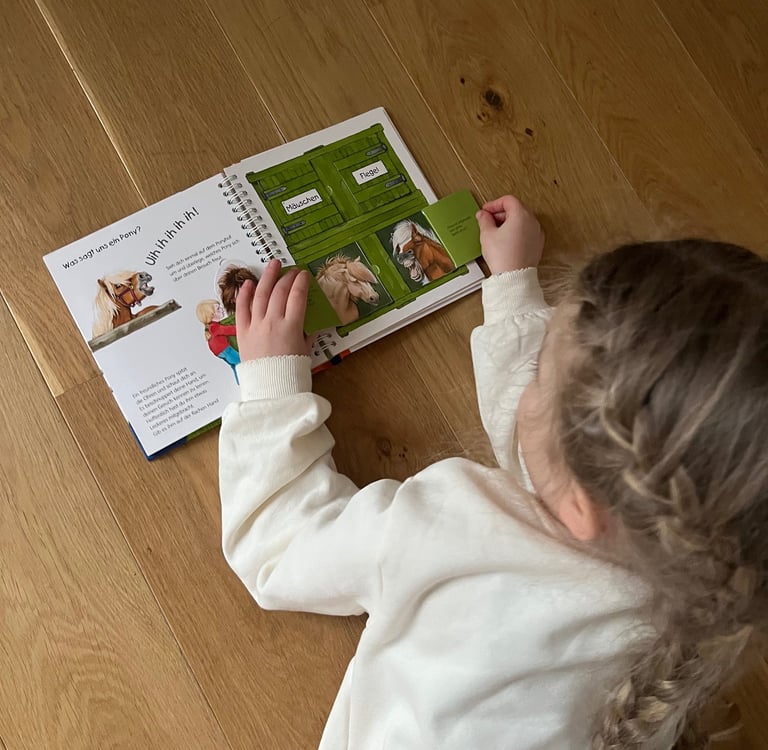 Ponytante - Kind schaut in das Buch Buch wieso, weshalb, warum junior - Das Pony