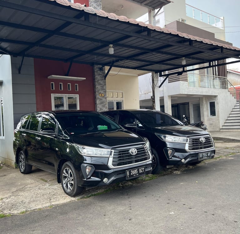 solusi musim hujan dengan rental mobil