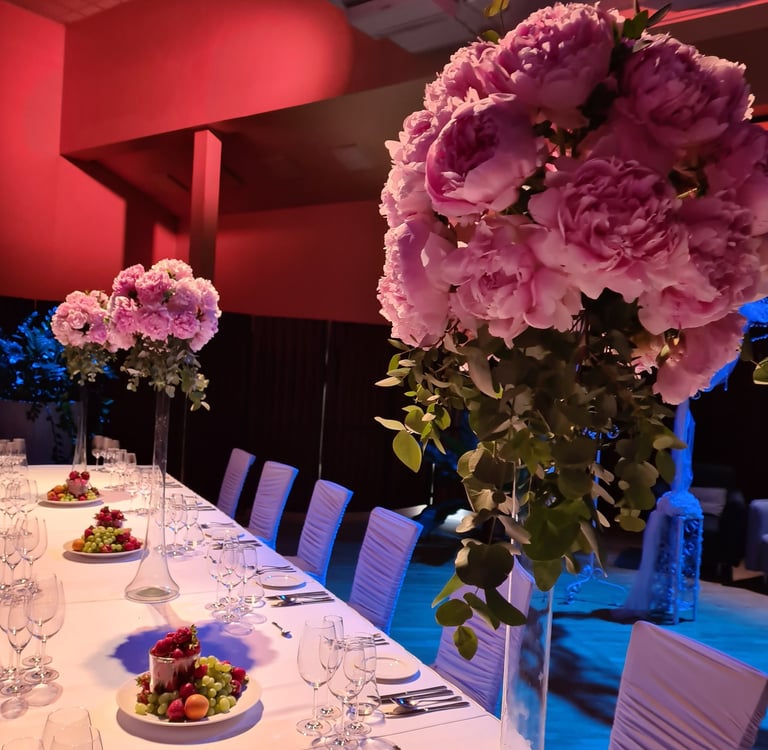 Šviežių gėlių puokštė stalo dekorui gimtadienyje