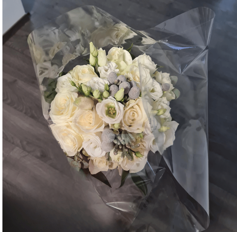 Ryškiaspalvė gėlių kompozicija fotosesijai arba ceremonijai