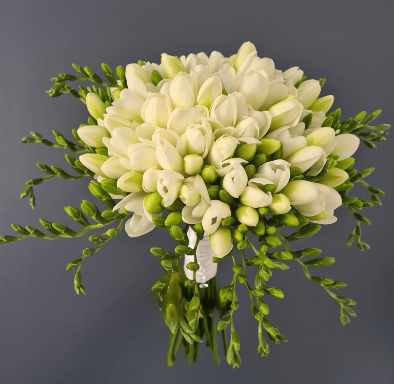 Rankų darbo vestuvių puokštė iš natūralių gėlių