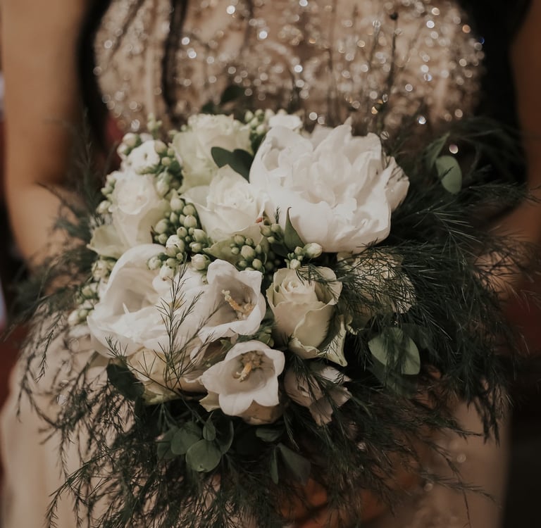 Floristo sukurta puokštė su sezoninėmis gėlėmis vestuvėms