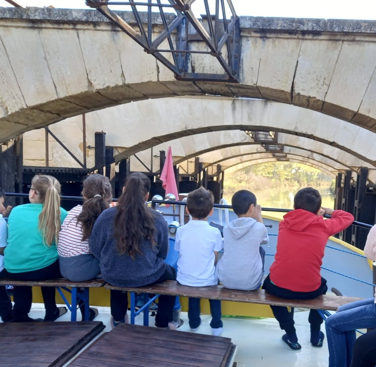 Groupe d'enfants sur le pont de la péniche aux ouvrages du Libron, site remarquable du Canal