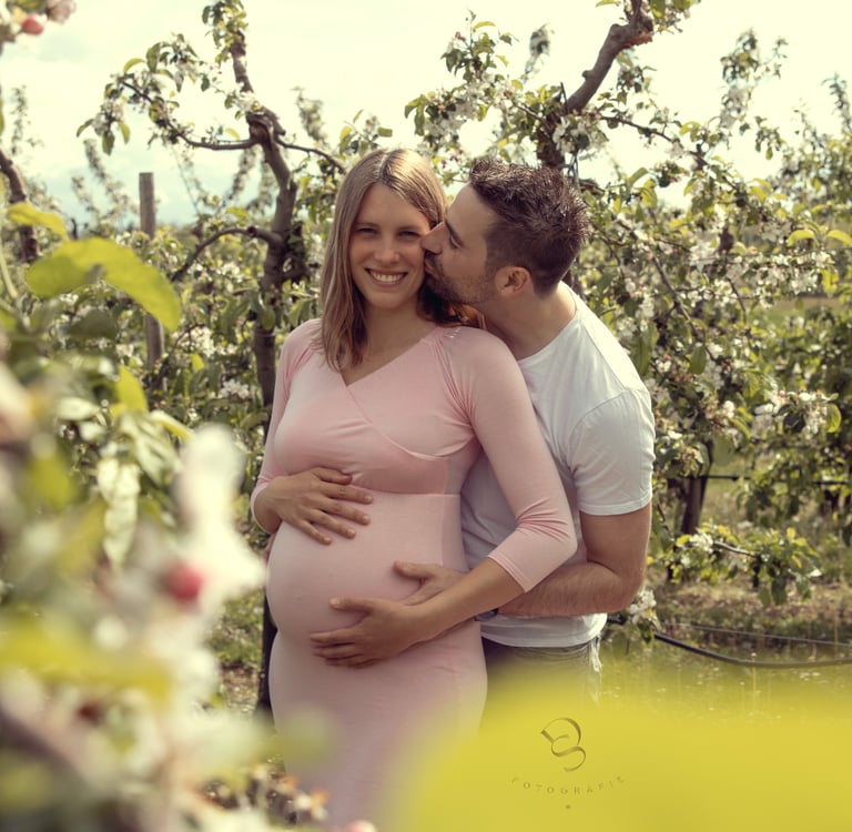 Einzigartige und schöne Schwangerschaftsbilder im Freien in Juelich