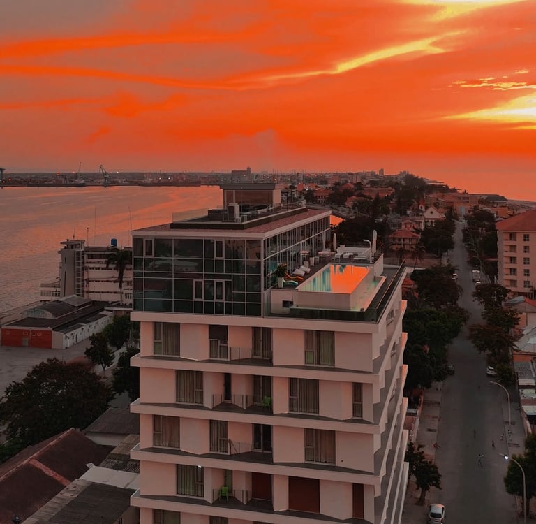 Pôr do Sol ao do edifício arrábida