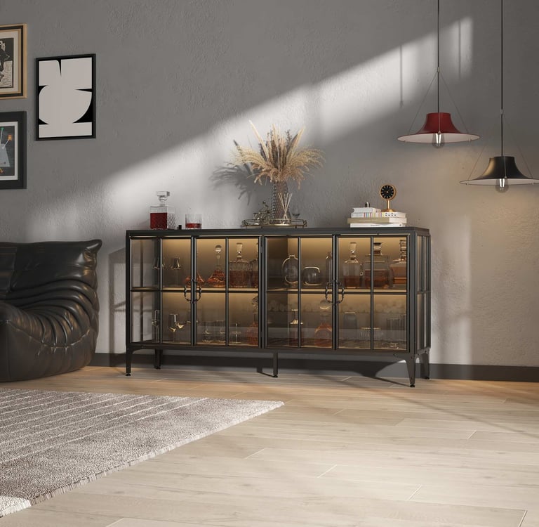 Połączenie szkła i metalu w barku na alkohol. Szklane drzwiczki z metalowymi uchwytami i podziałami