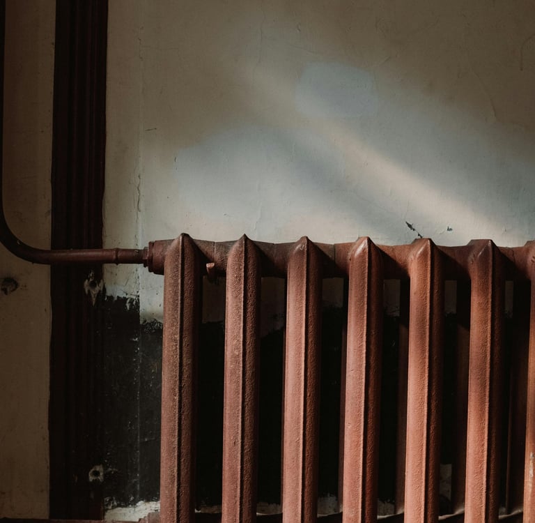 Start kaloryfer żeliwny pomalowany brązową farbą podkładową.