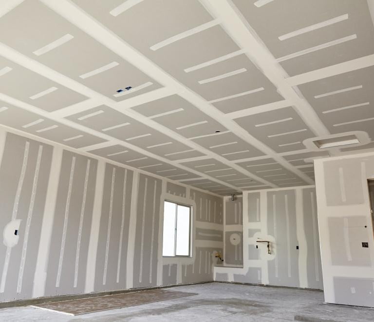 Pomieszczenie w którym wszystkie powierzchnie są wyłożone płytami k-g. Łączenia wypełnione masą