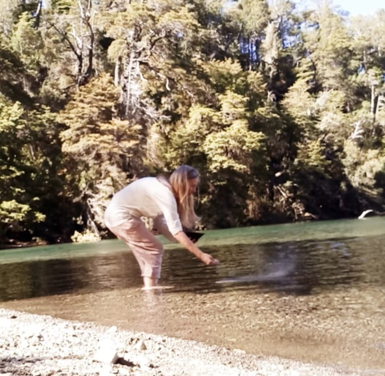 voluntaria homa esparce ceniza curativa homa purifica agua