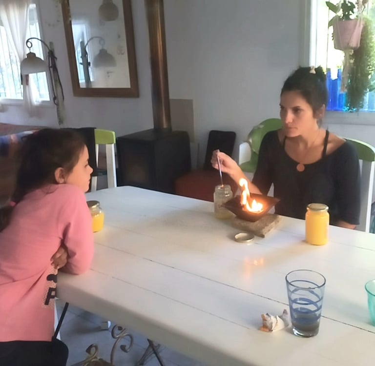 madre e hija frente a fuego homabariloche argentina