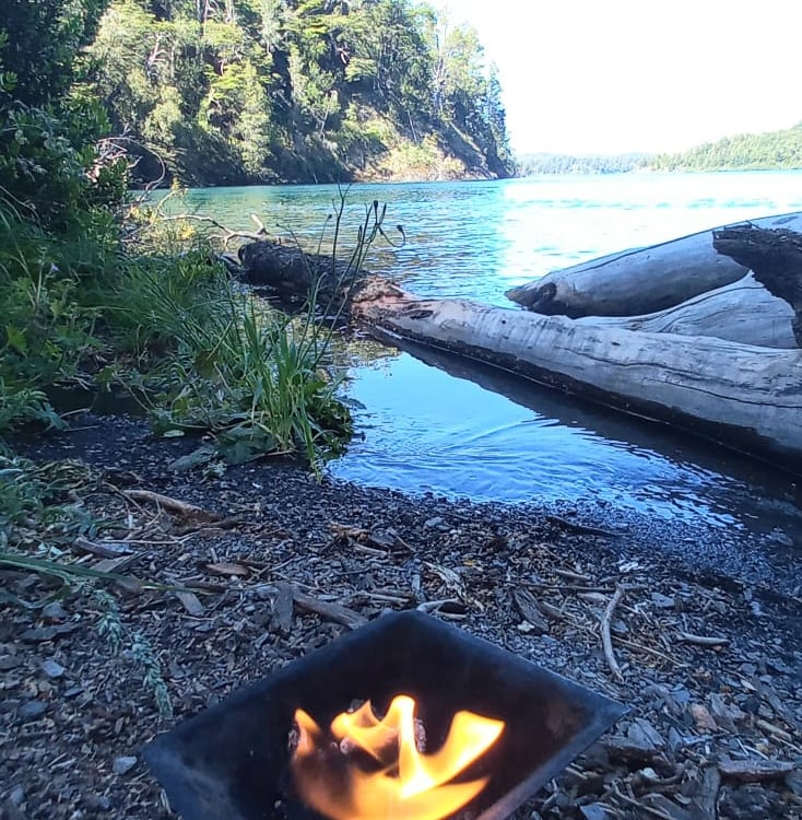 fuego homa frente a lago nahuel huapi bariloche argentina