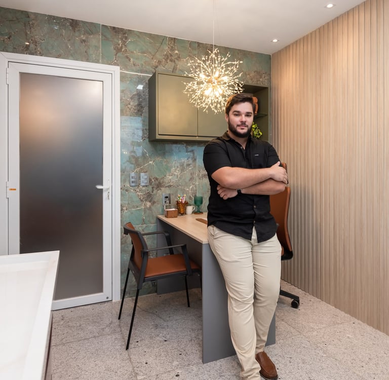 Mateus Xavier, dono da Nattú Engenharia, em escritório reformado com decoração moderna