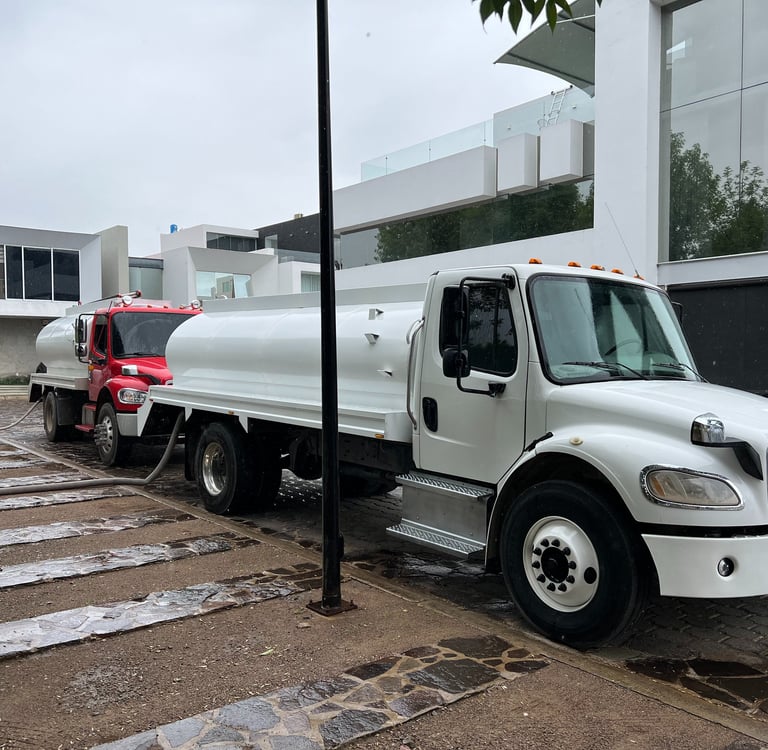 pipas de agua descargando